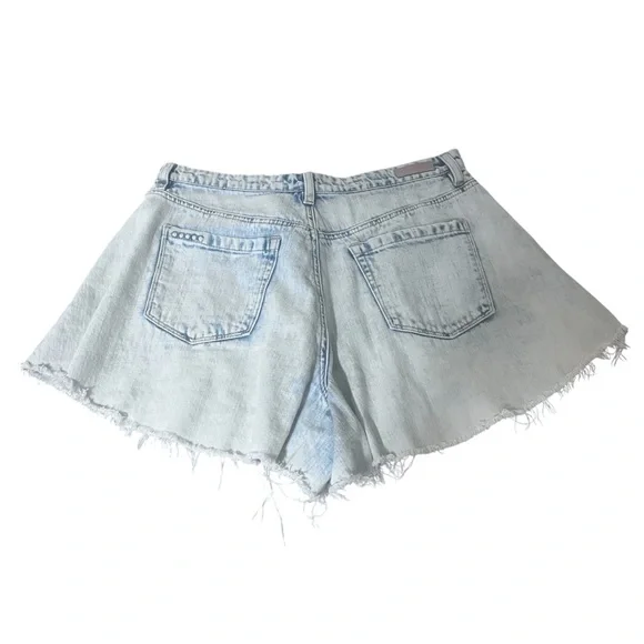 Blank NYC Women's Light Blue Frayed Jean Shorts Size 29 - Picture 2 of 3